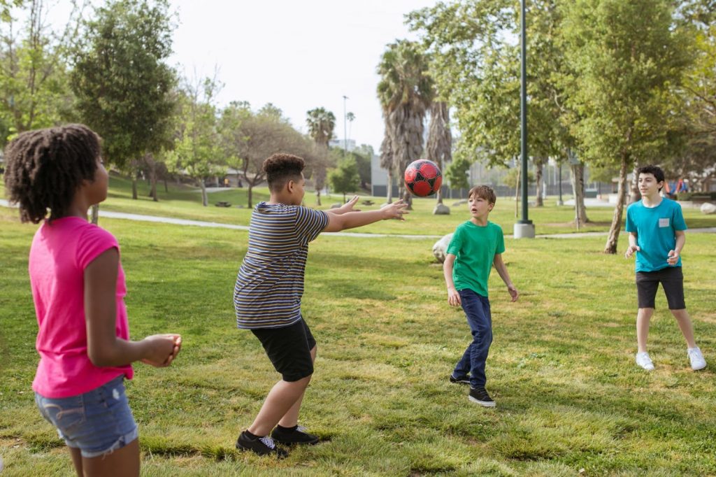 8 Great Outdoor PE Games for Kids