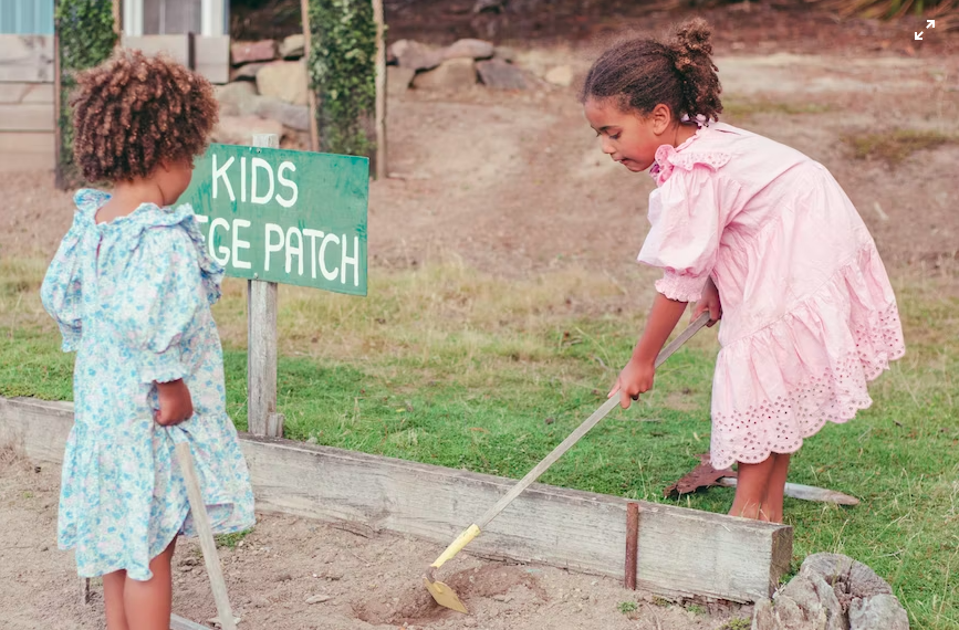 Kids working together