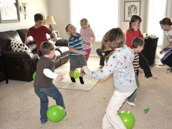 kids playing balloon pop